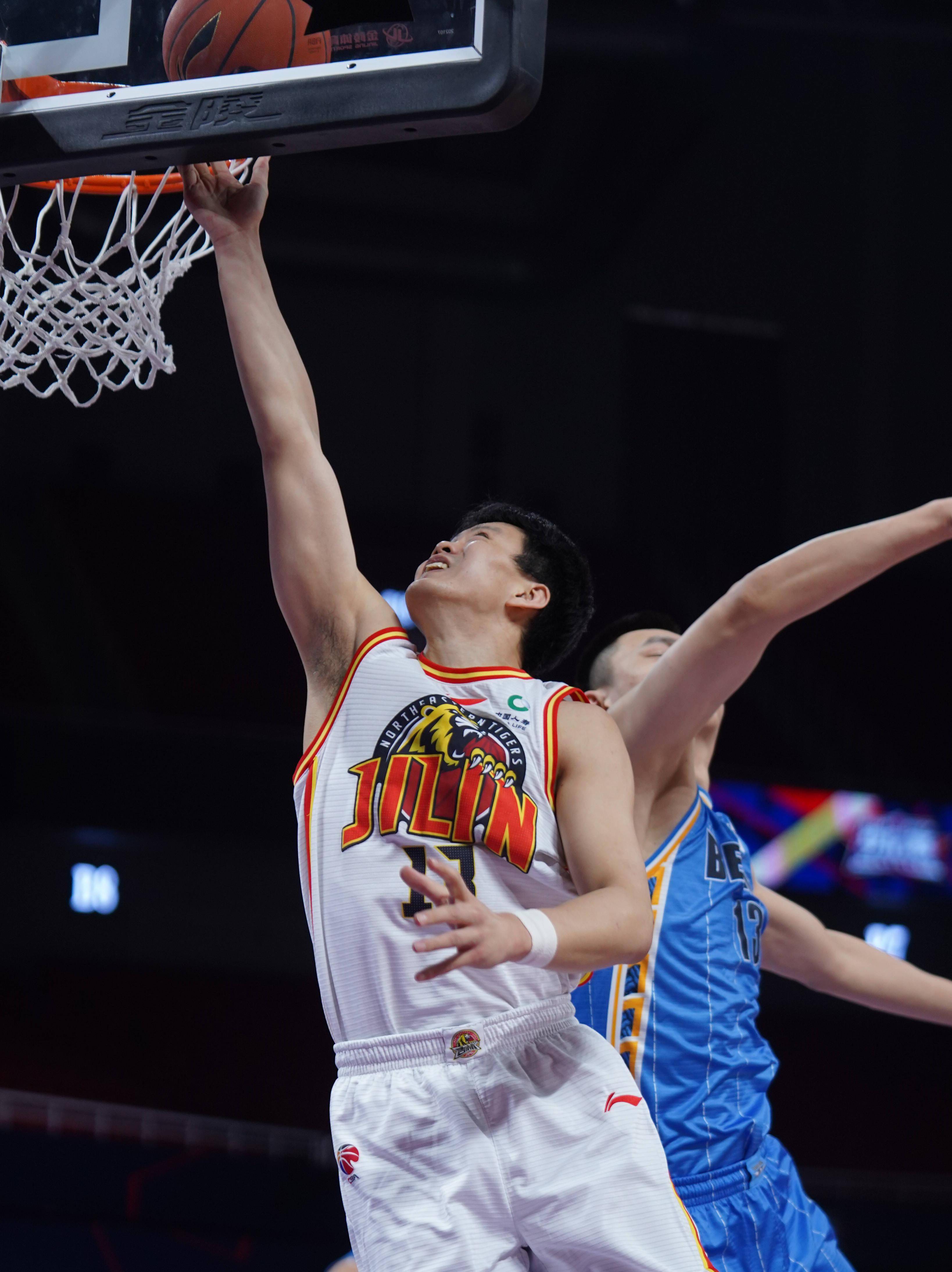  CBA季后赛赛前再迎强敌；皇家马德里篮球队外线爆发；主帅态度——话题不断；更衣室氛围转暖