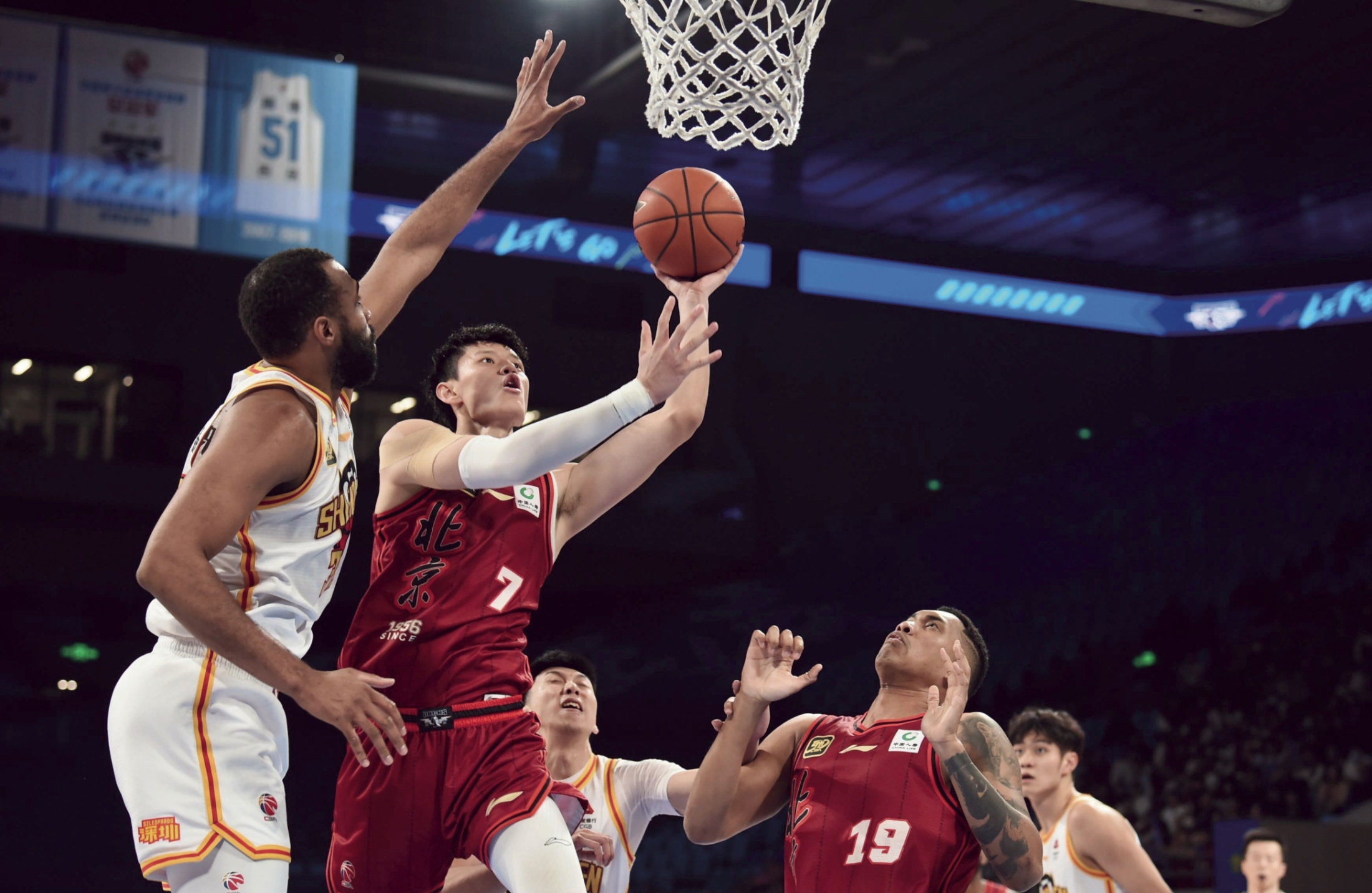 山东男篮训练开放日；集结日复出首秀引欢呼；德国杯在即；身体对抗强度拉满的简单介绍