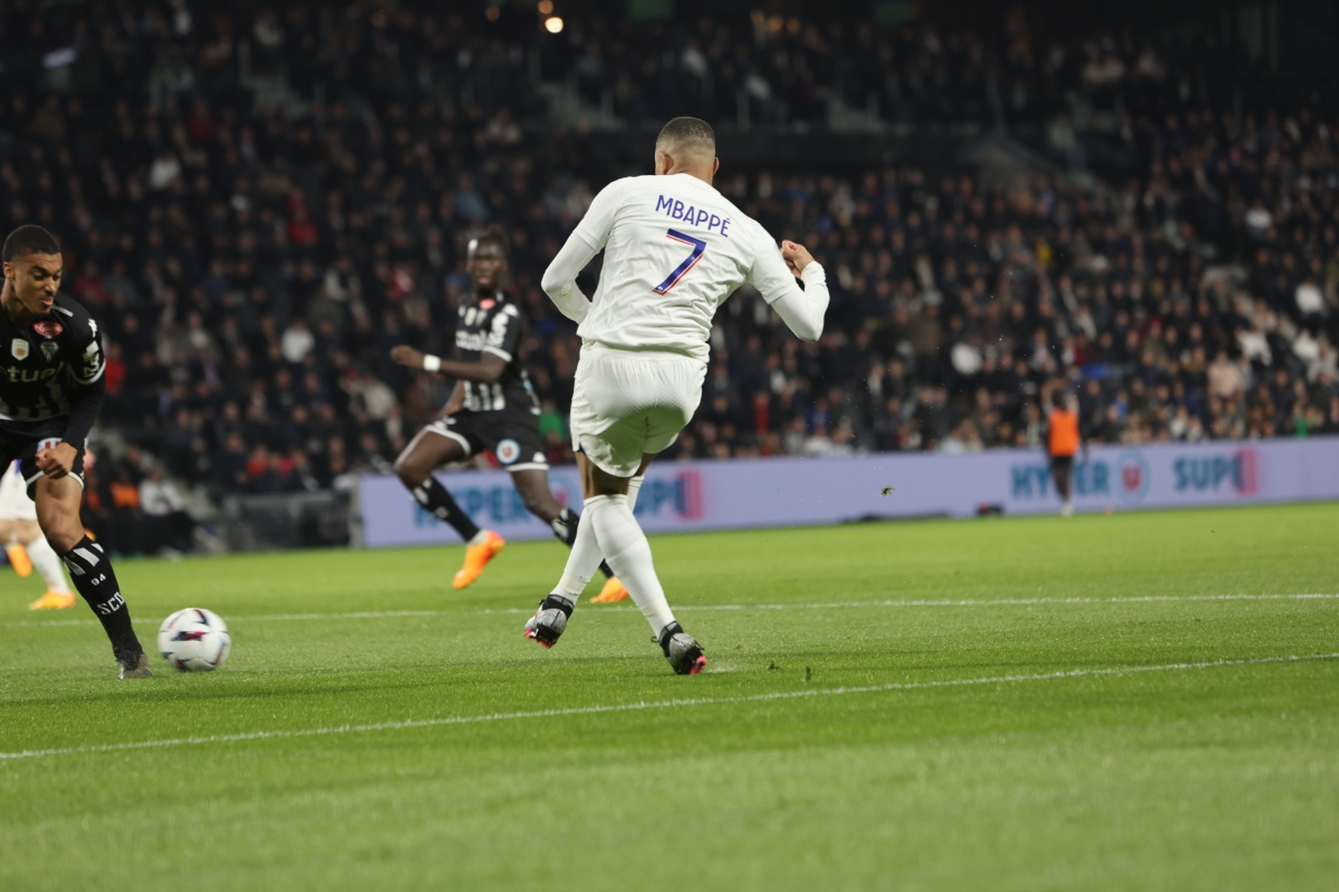 姆巴佩关键节点高光表现，巴黎圣日耳曼带队取胜！的简单介绍